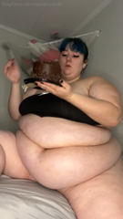 1200662310_i-look-and-feel-sooo-fat-while-eating-this-cake-still-a-li_0.mp4