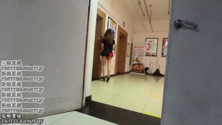补档商超超短裙插鸡巴露出这期确实有点大胆还是疫情时候，人家露出都是有点遮遮掩掩，咱这母畜直接超短裙露着臀瓣和插到骚屄里的鸡巴开头直接不挡屁股让人家看行程码的大妈全看.mp4