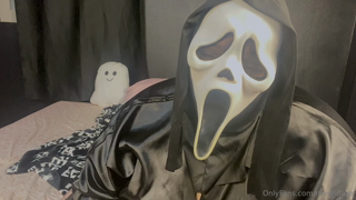 1355767366_whats-your-favorite-scary-movie-watch-me-take-the-biggest_0.mp4