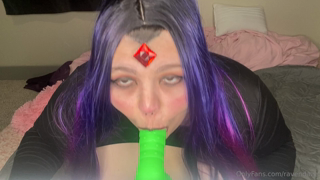 994336848_raven-sucks-a-green-dildo_0.mp4