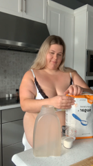 1163293681_big-belly-blonde-makes-homemade-lemonade-i-woke-up-bright_0.mp4