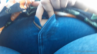 68687239_getting-around-town-in-an-uber_0.mp4